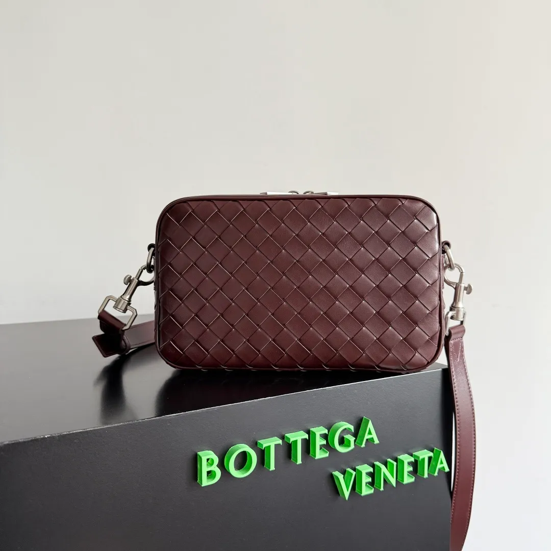 Batch 1820 BOTTEGA VENETA small INTRECCIATO woven camera bag This bv classic camera bag is a further evolution of classic woven technology, combining practicality and fashion, perfectly meeting multi-purpose needs! Classic leather handmade. Lightweight and large capacity. The shoulder strap is removable and adjustable. In addition to being worn cross-body, it can also be placed in the suitcase as a toiletry bag. It is very convenient for daily storage and classification. It also has hanging accessories to show your personality. No matter how complicated the world is, as long as you have a bag with you, everything will become better. Style number: 755923 Size: 24.5*15*6cm